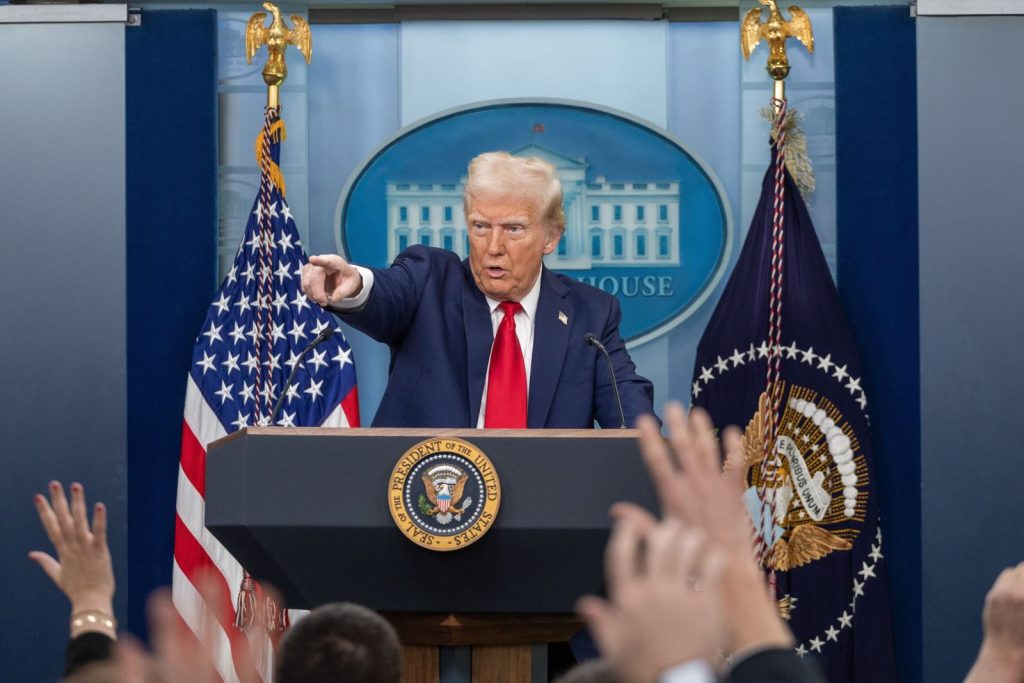 Ảnh Tổng thống Trump phát biểu